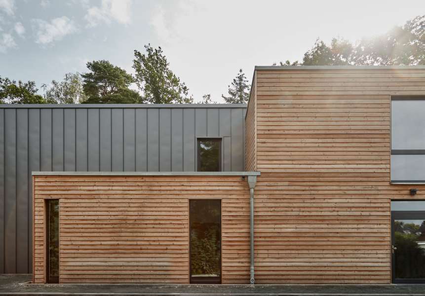 Steel profiles and wooden panels in stylish façade installation, Geibelstraße 18, 23611 Bad Schwartau